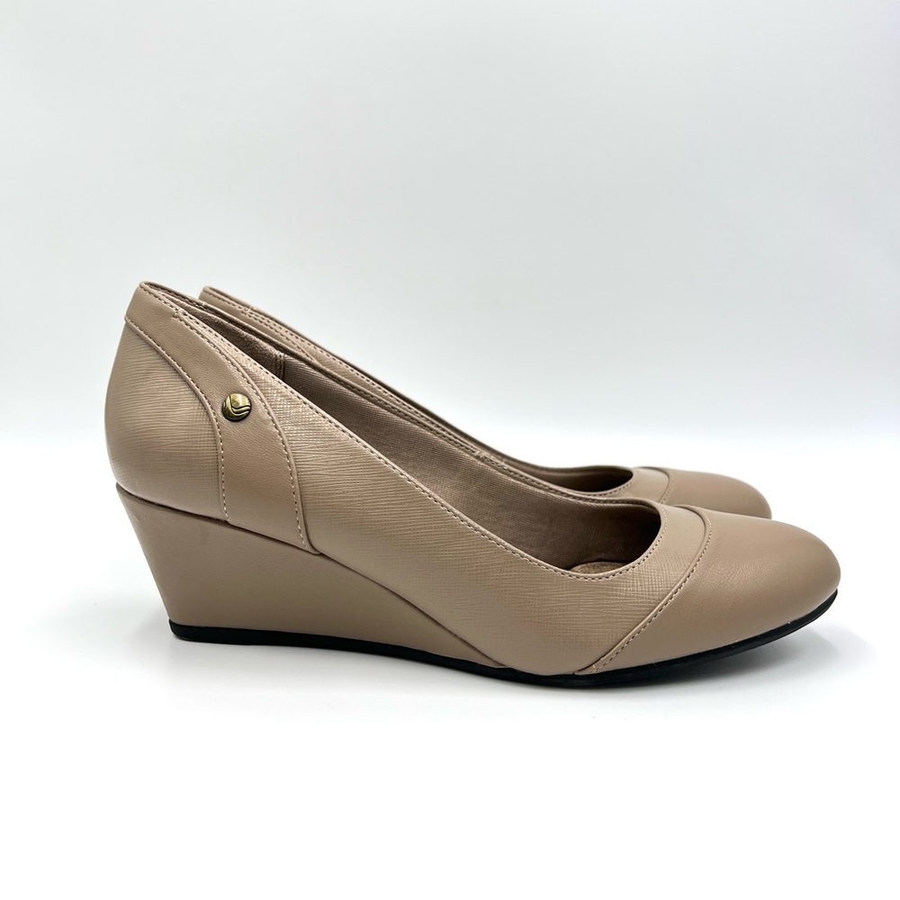 Life Stride Size 7 Dreams Tan Beige Nude Wedge Pumps Heels Round Toe Shoes